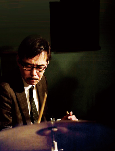 佐藤節雄、自身の音楽を追究するザ・ジャズマニアックス約10年目の初録音盤に至るドラム生活の変節とドラマーの真価を語る