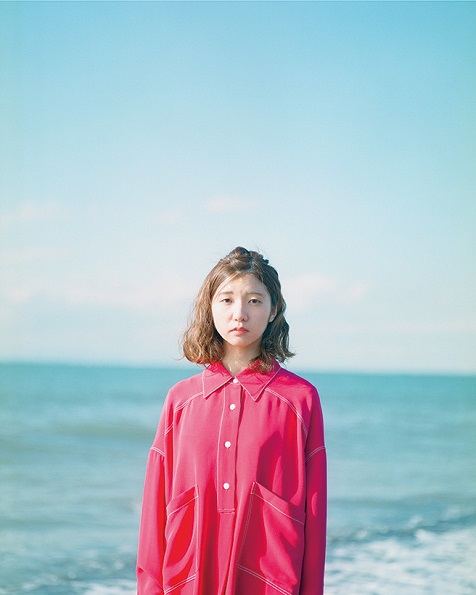 高井息吹『世界の秘密』 CMソングでもお馴染みのあの声が歌に吹き込む〈安堵感〉と〈昂揚感〉、そして〈祈り〉