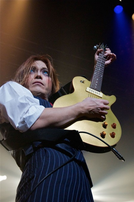 ロックはアホ丸出しやないとアカン! ROLLYが語る、いまこそ聴くべき70年代ロックへの愛詰め込んだカヴァー・アルバム第2弾