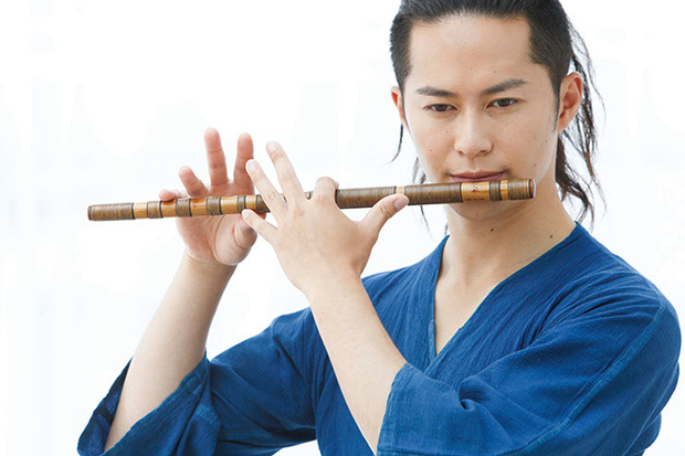 音楽で幸せに気付いてほしい ~篠笛奏者の佐藤和哉が家族や挑戦続ける人々へのメッセージ込めた新作『フエウタイ』を語る