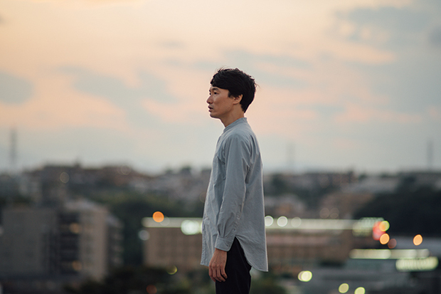 青木慶則『青木慶則』 ピアノと柔らかな歌声だけの空間が誘う、自分自身との対話――HARCOが本名で届ける初のアルバム