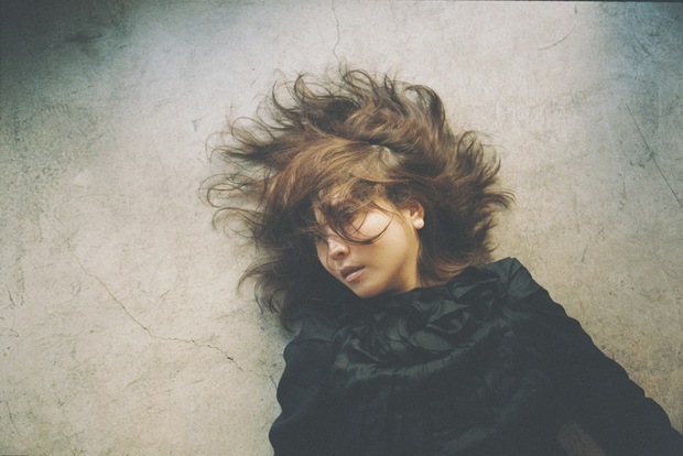 湯川潮音とworld's end girlfriendが拡張させた〈声〉の可能性とは? sione『ode』から辿る、新しいヴォーカル表現の系譜