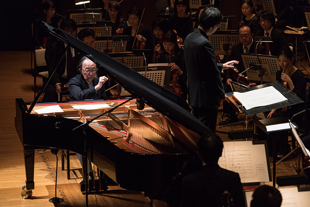 神奈川県立音楽堂〈ミュージック・クロスロード〉レポート! 一柳慧が音楽を、白井晃が空間を演出 音と空間と観客がクロスする