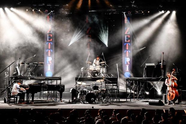 H ZETTRIO、2段ステージや映像、ポイとのシンクロでさらなるジャズの進化を魅せた〈秋の大感謝祭〉