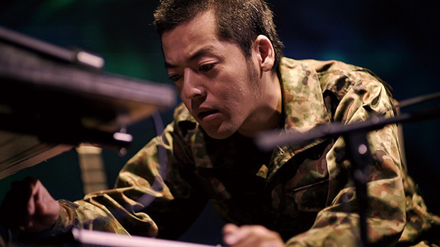 七尾旅人が戦争で命失った自衛官に扮するライヴ映像作品「兵士A」は、〈戦争と日本〉の関係浮き彫りにする偉大な芸術的挑戦