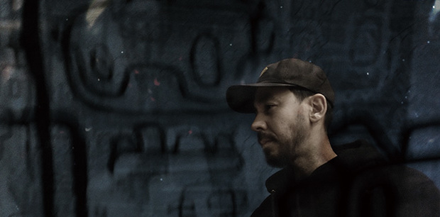 マイク・シノダ『Post Traumatic』あの日から黙々と曲を書き続けた彼が、亡き友について、今後の活動について率直に語る