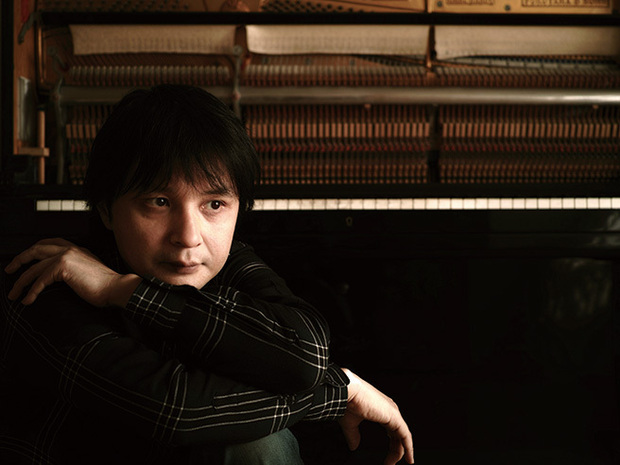現代音楽作曲家・一ノ瀬響の原点ともいえる初作『よろこびの機械』が、小阪淳によるヴィシュアル・ブック付き新装版で登場