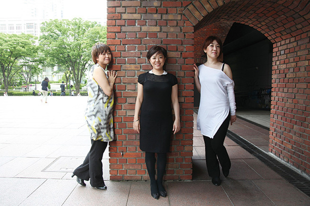 詩人、歌い手、ピアニストから成る〈童謡ユニット〉のKOHAKU、余白と奥ゆきあることばを21世紀のひびきでうたに