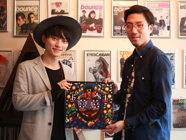 SKY-HI × tofubeatsの音楽談義―ディープな探求心を持つ2人が、ケイトラナダを起点に同時代のポップ・ミュージックを語る
