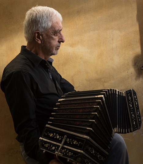 フアン・ホセ・モサリーニ『Live Tango』 バンドネオンの巨人モサリーニの名を冠した若手タンゴ楽団による貴重なライヴ録音