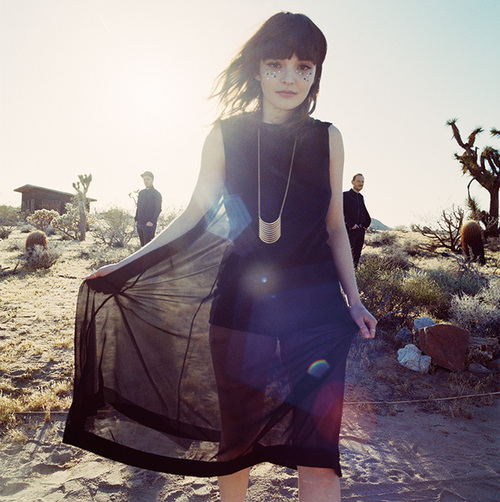 人気バンドへと成長したチャーチズ ダンス ミュージックの世界に踏み込んだ温かいエレポップ サウンド鳴らす新作を語る Mikiki