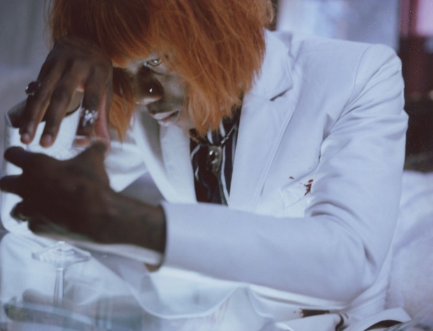 イヴ・トゥモア(Yves Tumor)の新作が放つエレガントなロックの〈匂い〉