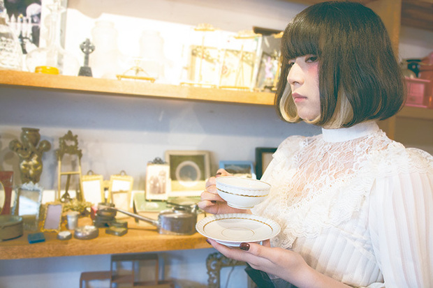 ネット・シーン発の歌い手、まじ娘がホリエアツシやharuka nakamuraらの助力得て心を飛び立たせた歌の〈魔法〉とは?