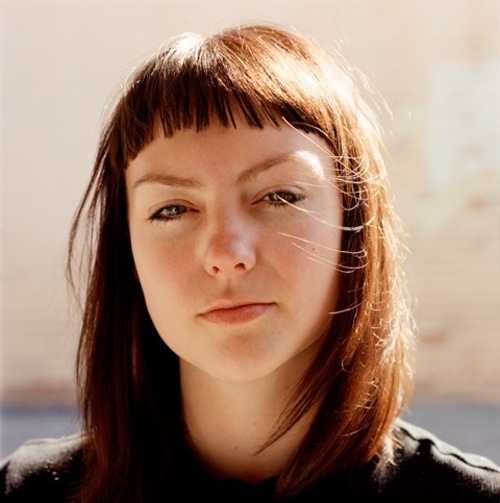世界中で賞賛の嵐、エンジェル・オルセン(Angel Olsen)とは何者か? タイムレスな歌声と音楽的な冒険心で魅了する麗しきSSWを紐解く