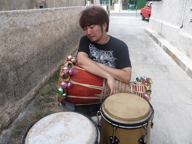 打楽器奏者・中里たかし、ラテン/アフロ・キューバン軸に多彩な音で踊らせる初リーダー作『クランデスティナ』