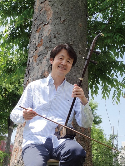 ユーミンやレベッカ曲取り上げた、日本在住の二胡奏者・甘建民の歌心溢れる人気シリーズ〈アジアン・ヒーリング〉新作に迫る