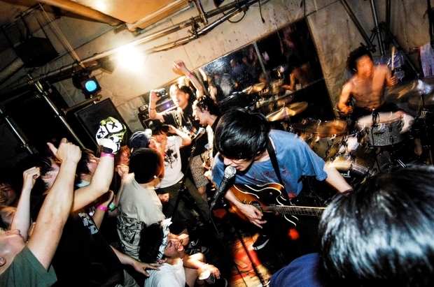 SEVENTEEN AGAiN・ヤブユウタを動かすパンクスとしての矜持とは? KiliKiliVillaと歩んだ2015年と最新作『少数の脅威』を語る