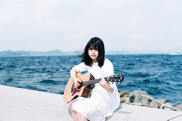 原田珠々華『はじめての青』 16才のシンガー・ソングライターが初ミニ・アルバムに描いた感情の色とは?