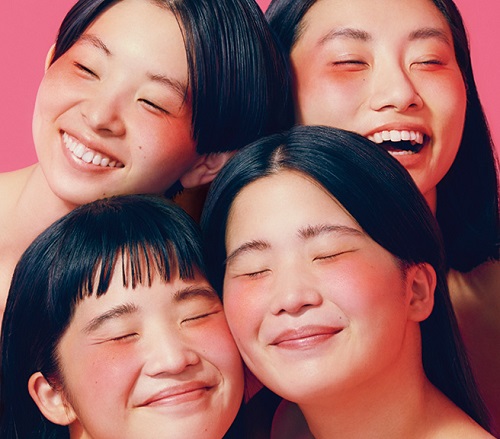 CHAI 『PINK』 ファニーな魅力に絡め取られるリスナー続出! コンプレックスを〈個性〉と肯定する、アイコニックな4人組のファースト・アルバムがついに登場!