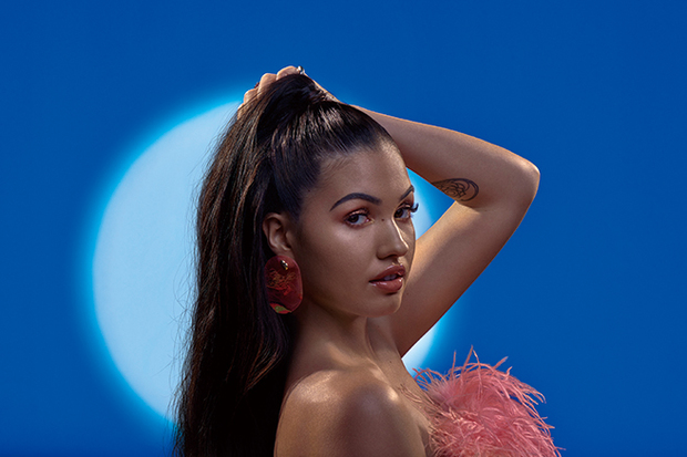 メイベル『High Expectations』 ネナ・チェリーの愛娘が送る、多様なルーツとカルチャーを折衷した英国ポップの最先端