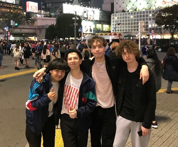 スピン来日記念インタヴュー「僕ら4人のアイデンティティーはスミスにオアシス、ドラムス、そしてキュアーさ」