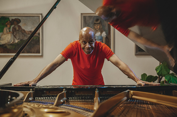 ララージ(Laraaji)『Sun Piano』ニューエイジの重鎮による多層的な魅力をもったピアノ作品