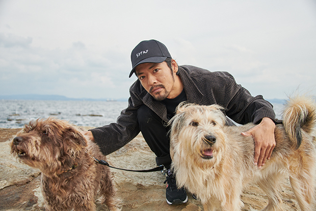 七尾旅人『Stray Dogs』 別れを繰り返し、彷徨う野良犬たちを美しく肯定する歌