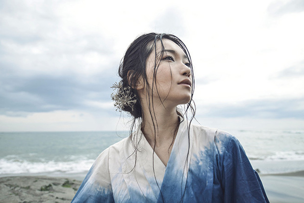 多彩な活躍見せる里アンナ、故郷・奄美のシマ唄の伝統継ぐべく唄と三線に竪琴もみずからこなした新作『紡唄』を語る
